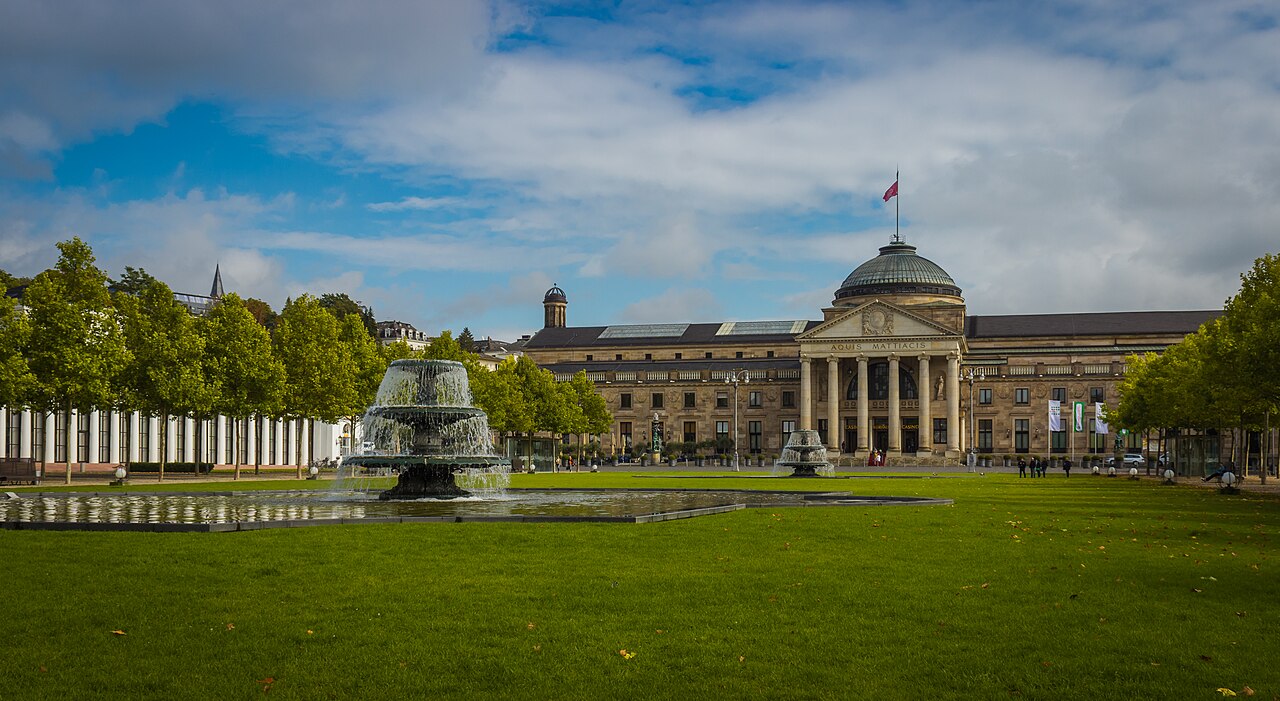 Kurhaus Wiesbaden mit Brunnen und Grünanlage